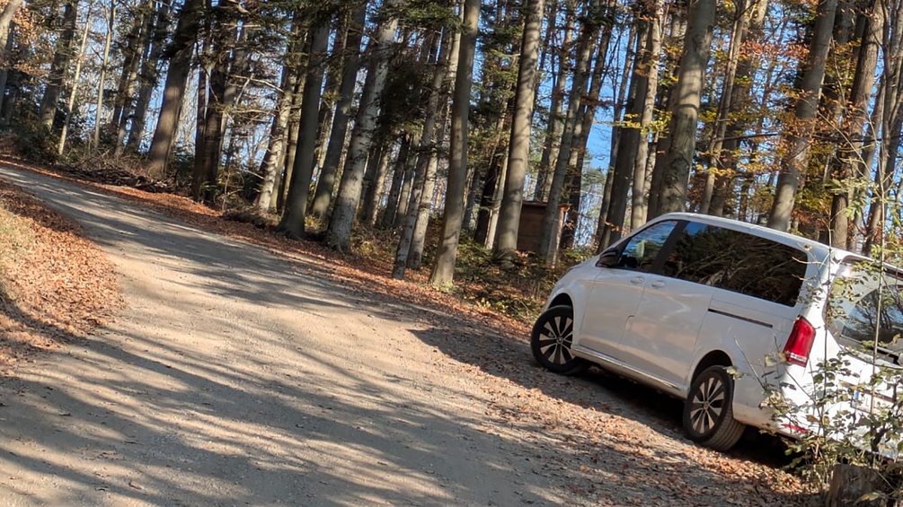 ORF/URSULA HUMMEL-BERGER Auto am Rande eines Forstweges, Wienerwald