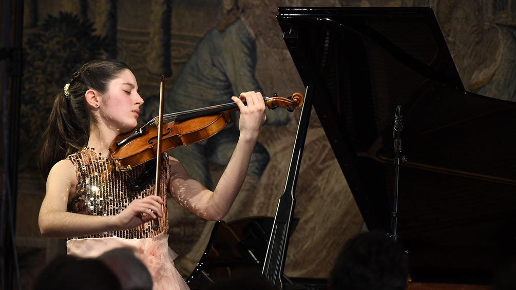 ZHUHAI INTERNATIONAL MOZART COMPETITION Frau mit Violine
